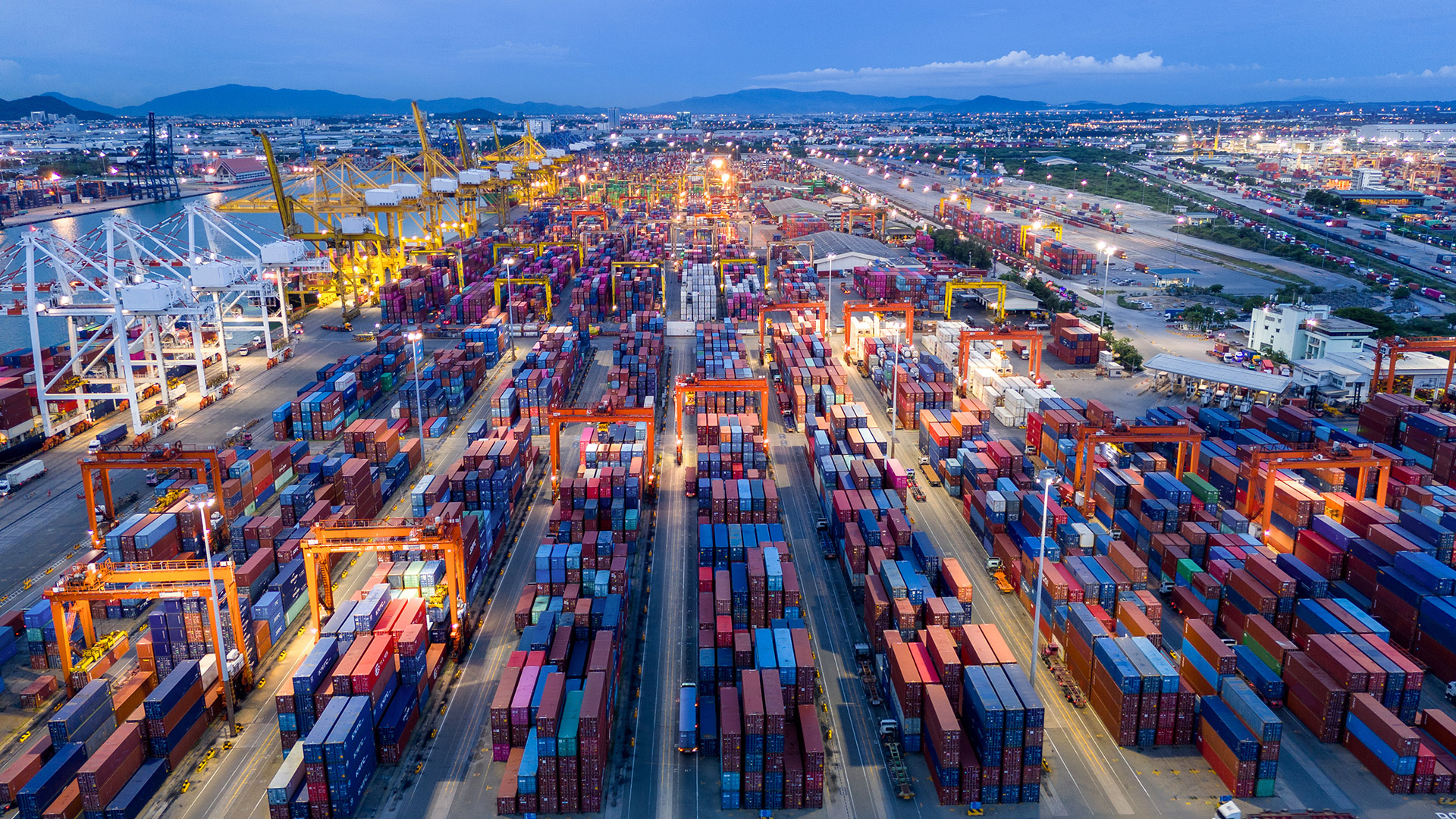 Banchina con molti container di trasporti nazionali e internazionali