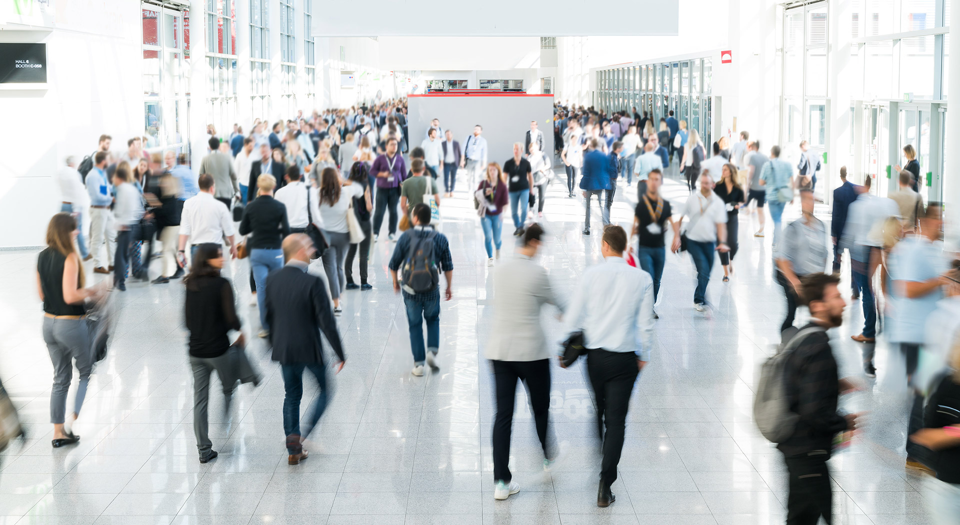 Persone in movimento in una linea affollata dell'aeroporto